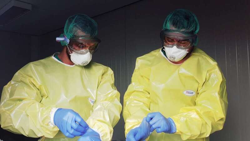 Personal sanitario equipado con mascarillas, guantes y traje especial (Foto TA)